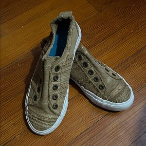 Blowfish Tan Women’s Sneakers Size 7 Slip On!